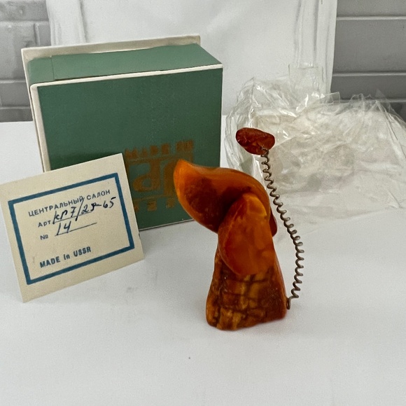 Vintage Baltic Butterscotch Egg Yolk Amber Stone Figurine 10g EXPO'67 Soviet - Picture 2 of 10
